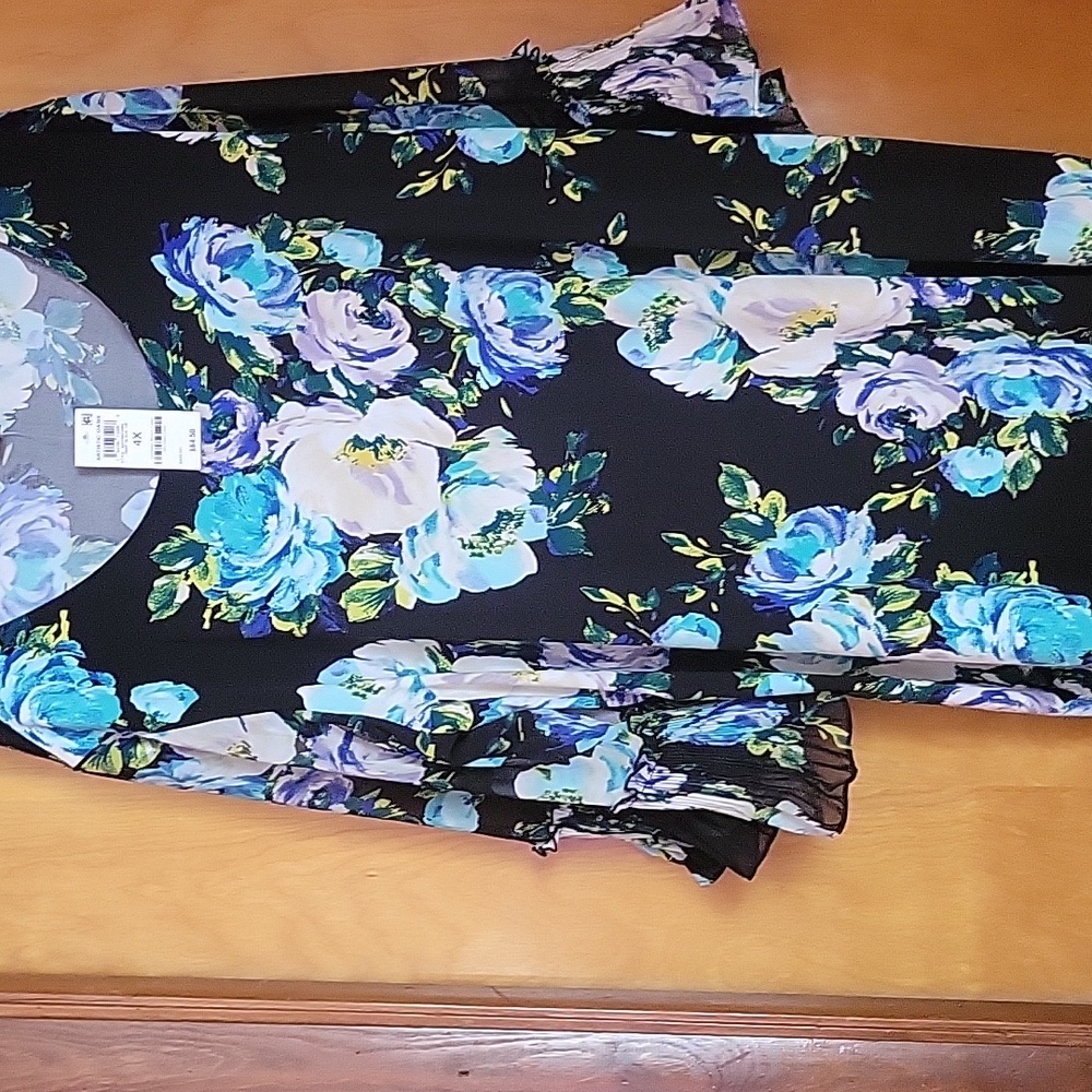 Plus size blouse. NWT. Stretch Fabric.